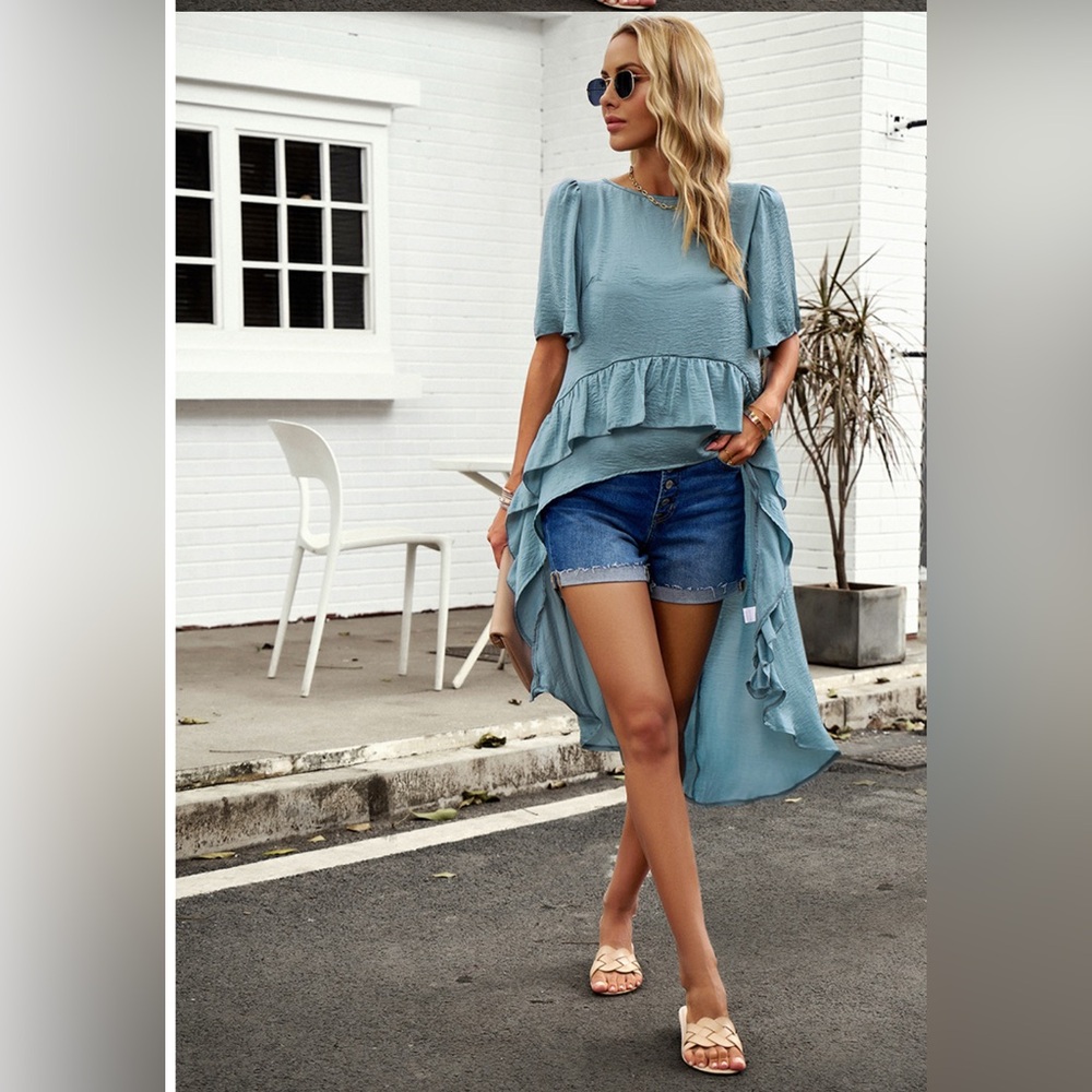 ❤️Ruffled enhanced , low/ high, asymmetry length on this blue boutique shirt